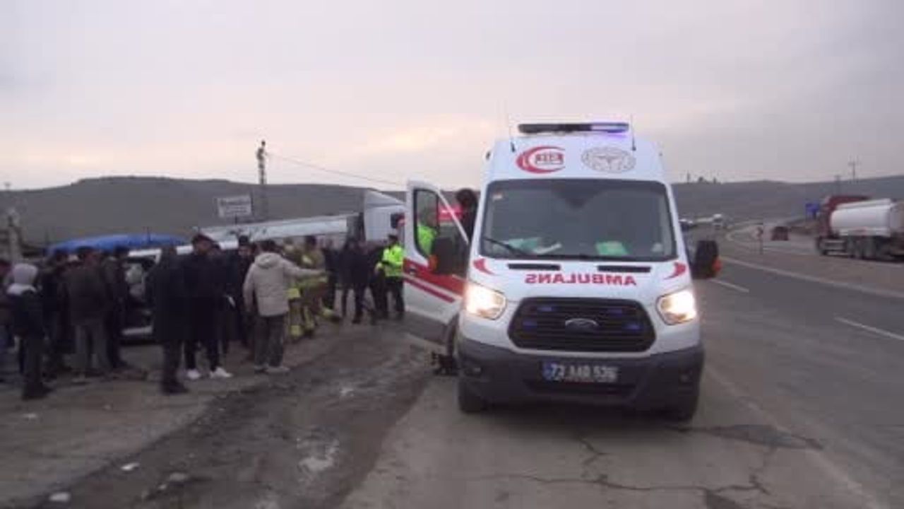 Cizre'de hafif ticari araç park halindeki tır dorsesine çarptı: 1 yaralı