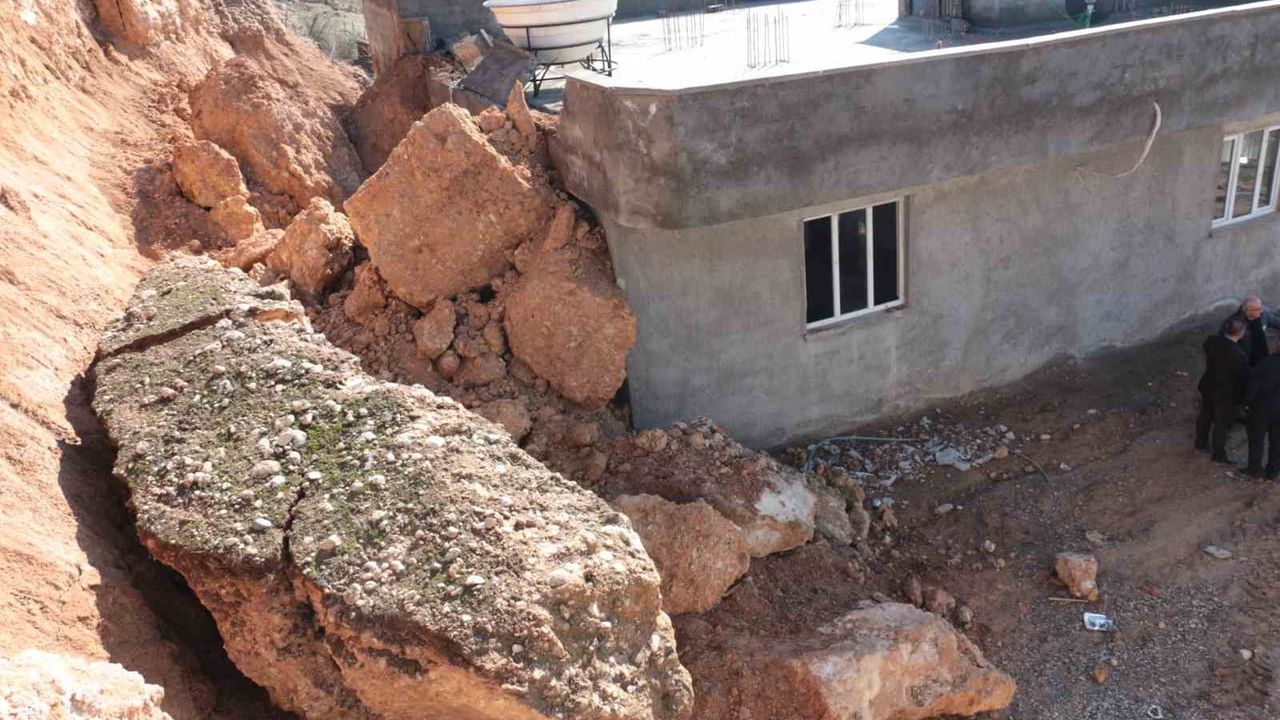 Cizre'de heyelan: Tonlarca kaya Cumhuriyet Mahallesi'ndeki evi kullanılamaz hale getirdi