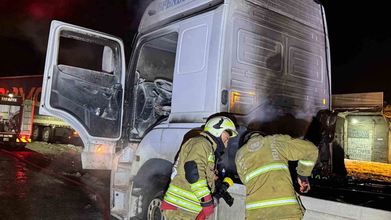 Cizre'de seyir halindeki TIR'da yangın: büyük çapta maddi hasar oluştu