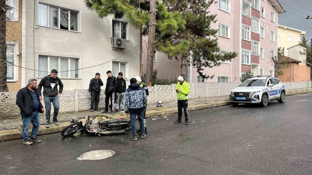 Çorlu'da kamyonetle motosiklet çarpıştı: 17 yaşındaki sürücü yaralandı