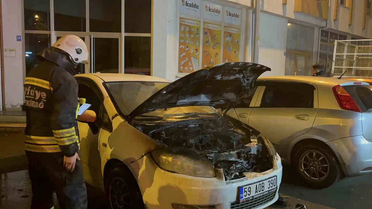 Çorlu'da park halindeki otomobilde yangın çıktı; itfaiye söndürdü