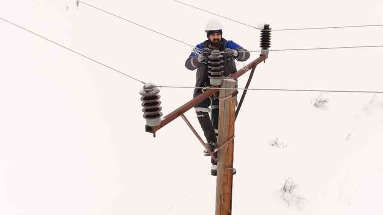 Çoruh EDAŞ, Doğu Karadeniz'de yoğun kar yağışına karşı 7/24 sahada