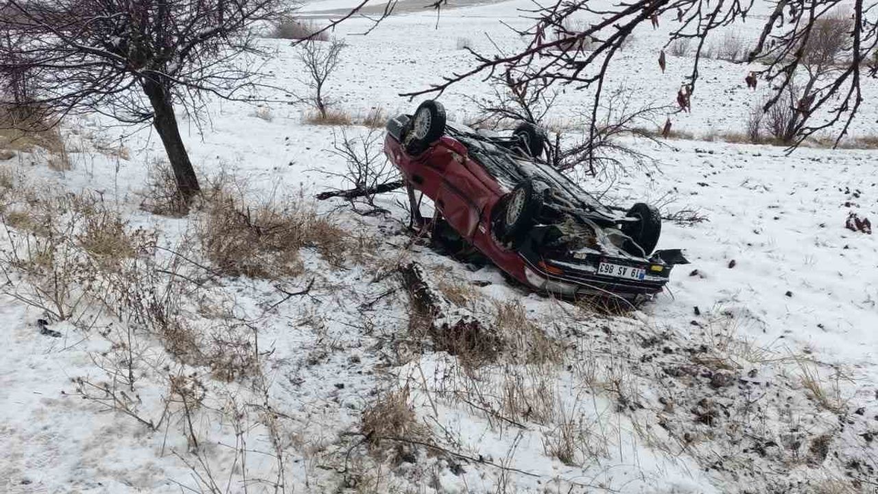 Çorum Alaca'da kar ve buzlanma kaynaklı kaza: Otomobil takla attı, 4 yaralı