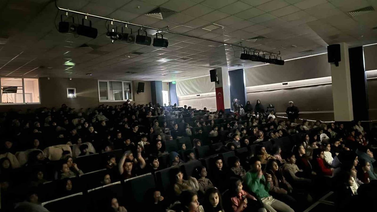 Çorum Belediyesi yarıyıl etkinlikleri başladı: Buhara Kültür Merkezi'nde sinema gösterimi ilgi gördü