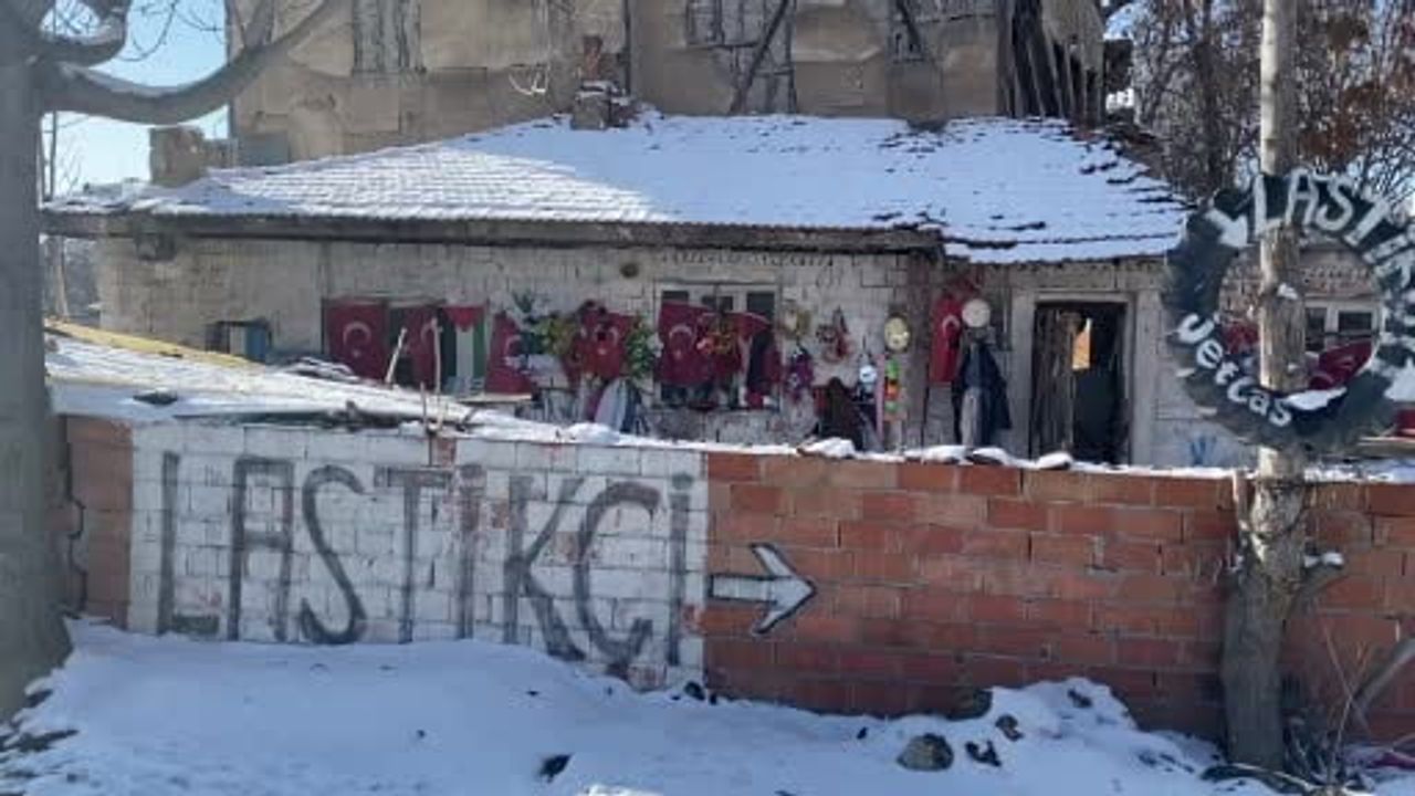 Çorum'da 79 yaşındaki Necip Uysal, bulduğu bayrakları temizleyip evinin duvarına asıyor