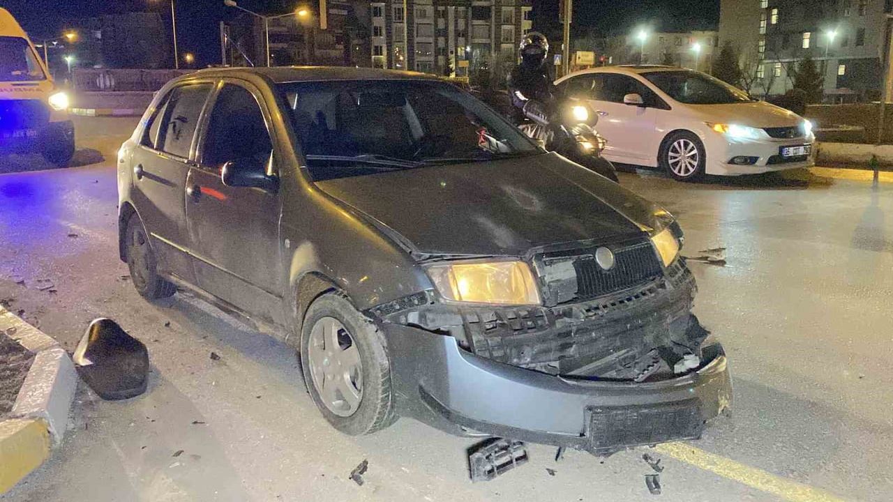 Çorum'da Binevler Kavşağı'nda otomobil ile motokuryenin çarpışması: 1 yaralı