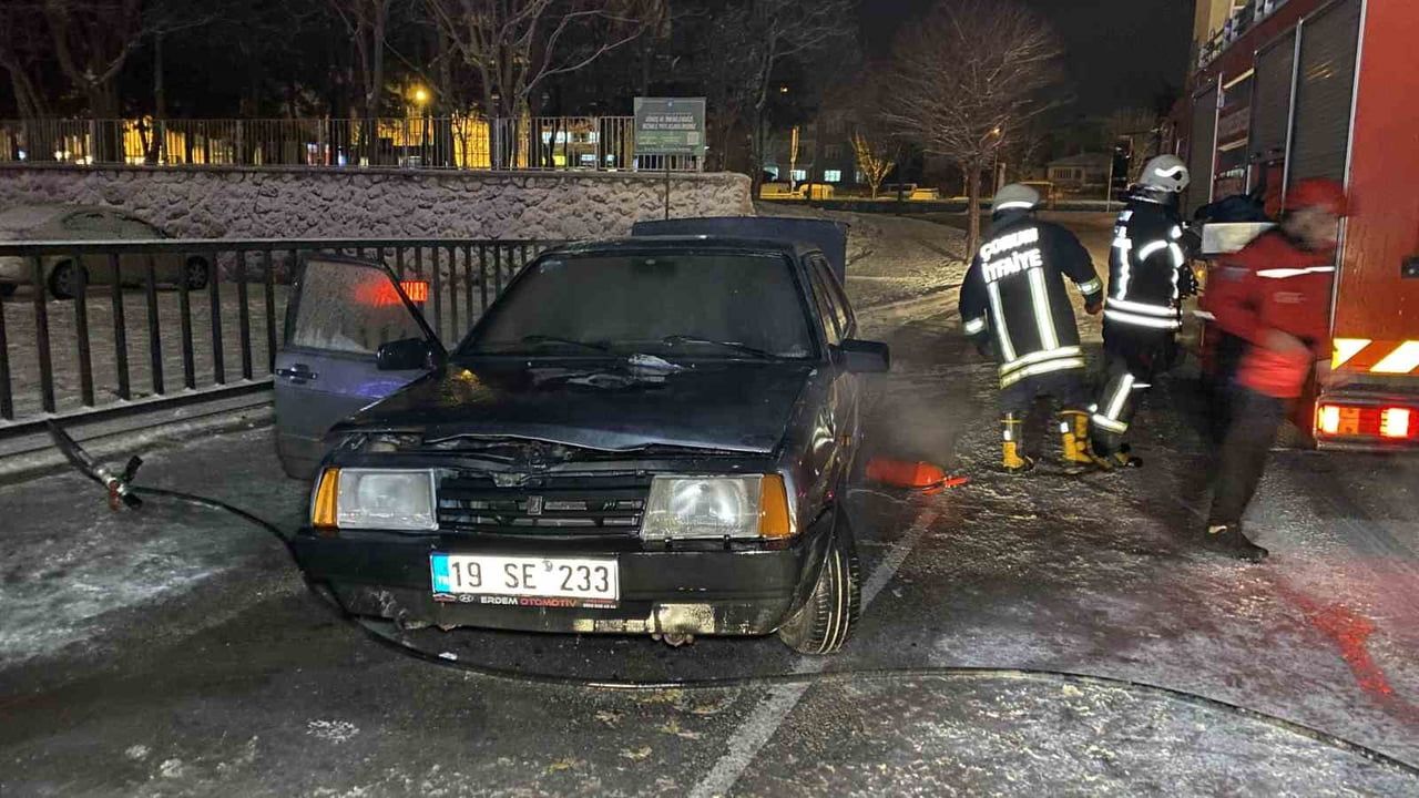 Çorum'da motor yangını: İtfaiye müdahalesiyle otomobil kurtarıldı