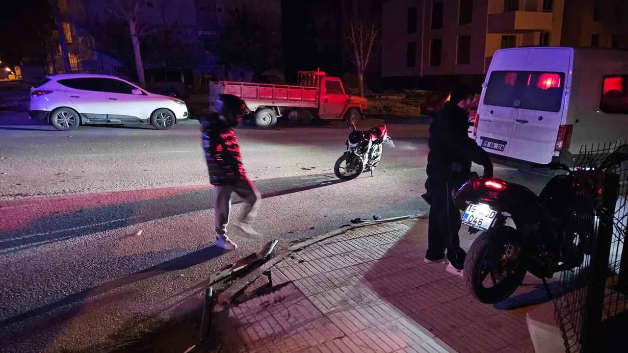Çorum'da motosiklet ile otomobil çarpıştı: 2 genç yaralandı, kaçan sürücü aranıyor