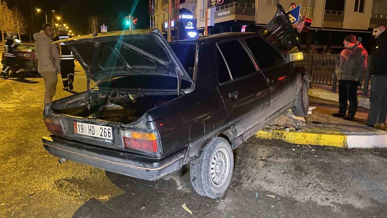 Çorum'da Osmancık Caddesi ile Mahmutevler 27. Sokak kesişiminde kaza: 4 yaralı