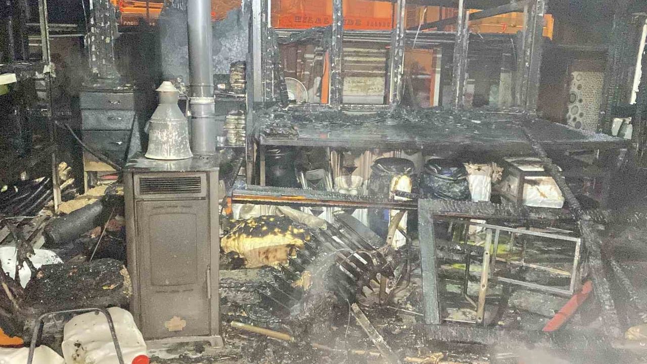 Çorum'da Osmancık Caddesi'ndeki halı yıkama merkezinde yangın, itfaiye alevleri kontrol altına aldı