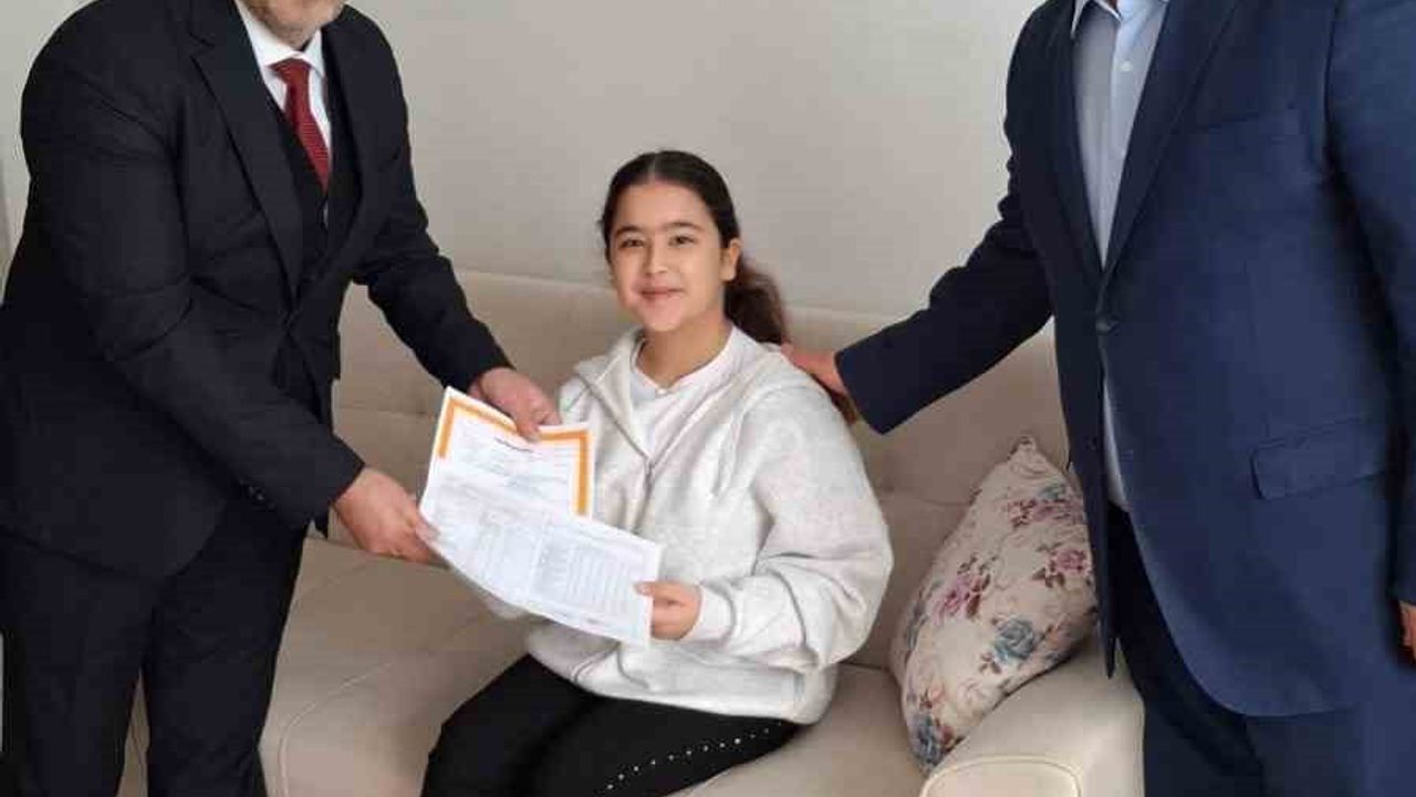 Çorum İl Milli Eğitim Müdürü, evde eğitim gören 7. sınıf öğrencisine karnesini evinde verdi