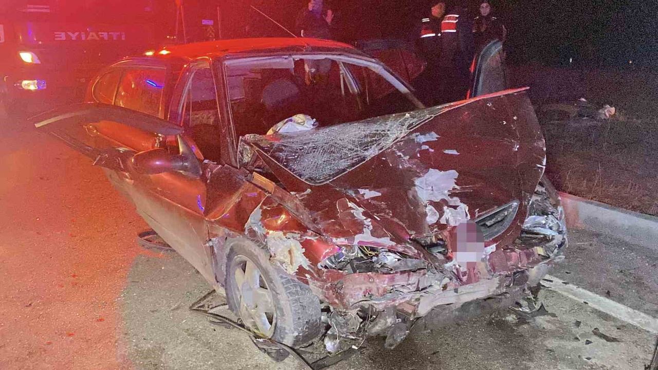 Çorum-İskilip karayolunda iki otomobil çarpıştı: 3'ü çocuk 8 yaralı