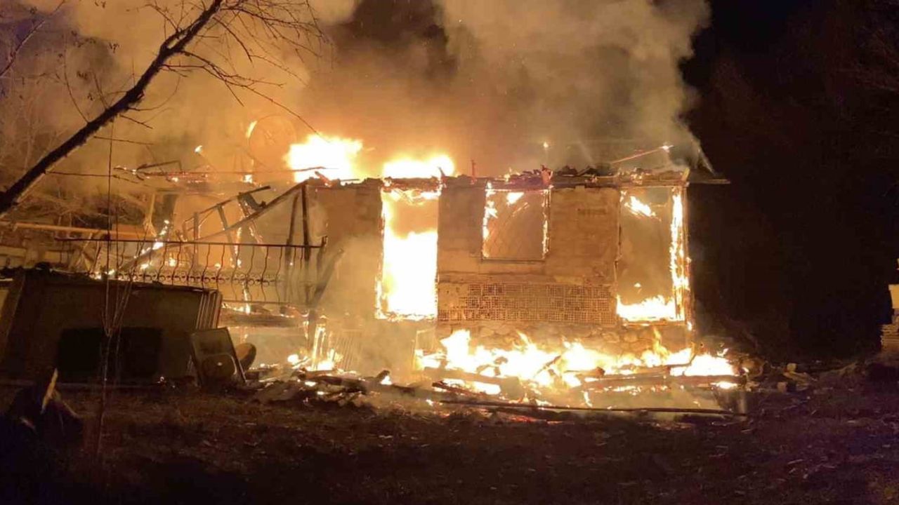 Çorum Laçin'de Elektrik Kaynaklı Yangın: Ev ve Depo Kullanılamaz Hale Geldi