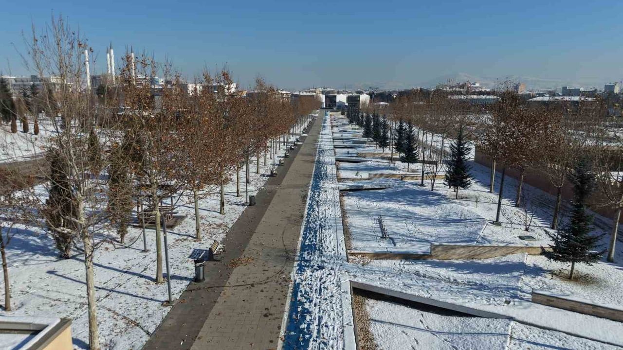 Çorum Millet Bahçesi beyaza büründü, kartpostallık kış manzaraları oluştu