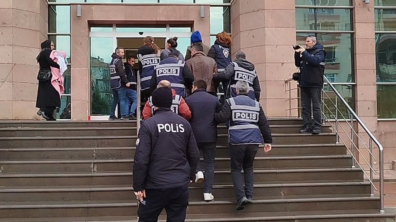 Çorum’un Osmancık ilçesinde evlerden ziynet eşyası çalan 4 şüpheli suçüstü yakalandı