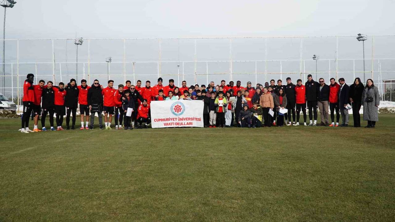 CÜ Vakfı Okulları öğrencilerinden Sivasspor'a moral ziyareti: Erzurum maçı öncesi destek