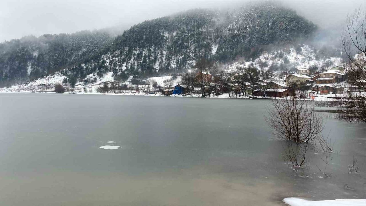 Çubuk Gölü Tabiat Parkı'nda göl yüzeyi buz tuttu