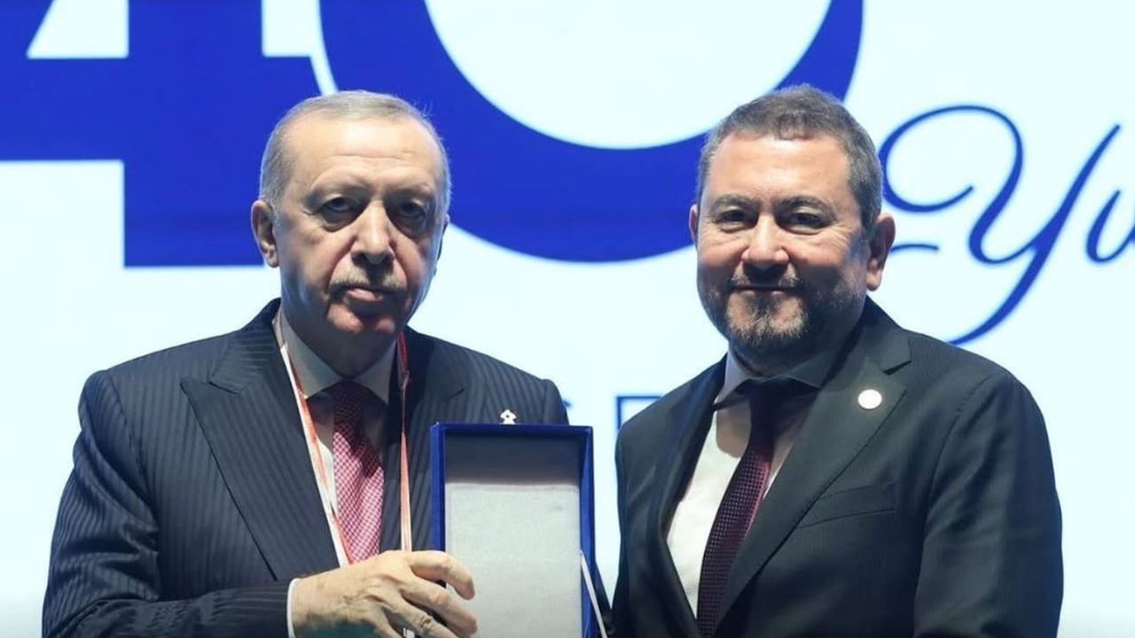 Cumhurbaşkanı Erdoğan, Birlik Vakfı'nın 40. kuruluş yıldönümünde Nazım Torbaoğlu'na plaket takdim etti