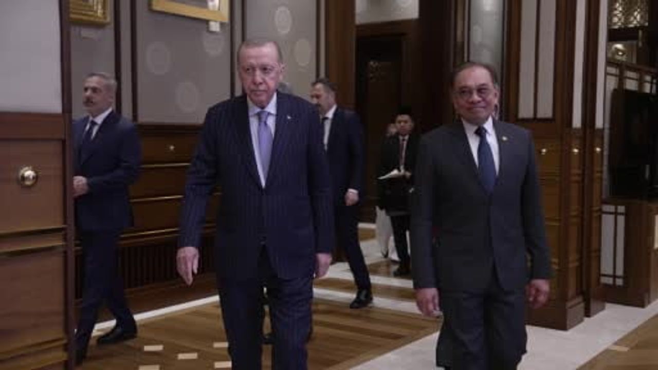 Cumhurbaşkanı Erdoğan, Malezya Başbakanı Enver İbrahim ile başbaşa görüşme gerçekleştirdi