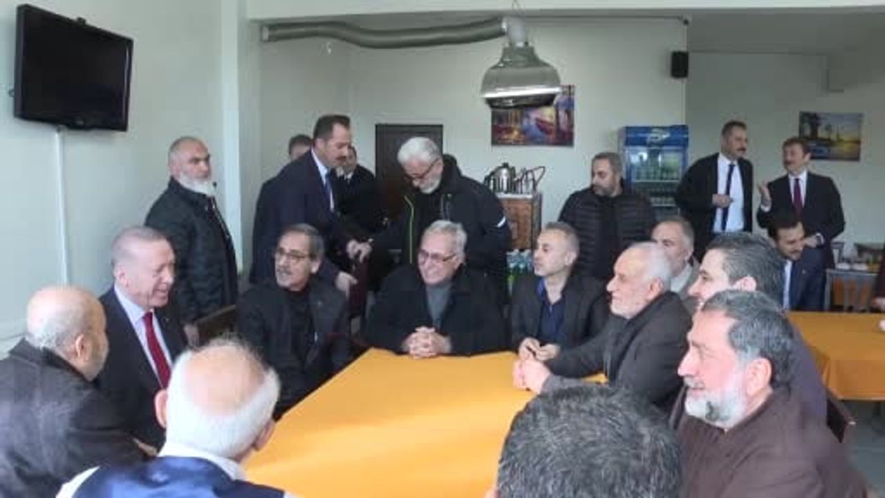 Cumhurbaşkanı Erdoğan Tophane Tayfun Spor Kulübünü Ziyaret Etti, Gazetecilere İkramda Bulundu