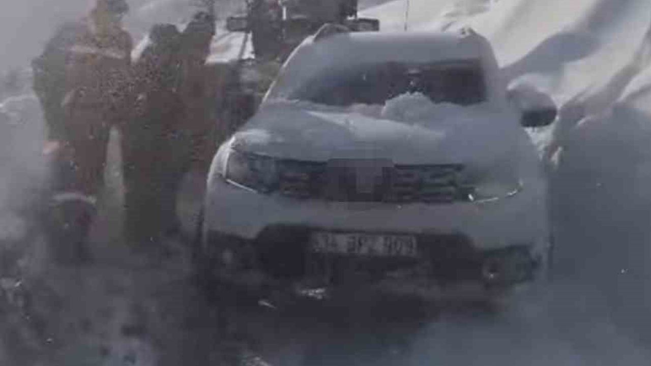 Çüngüş'te hasta nakli yapan araç 3 metre karda mahsur kaldı — 4 kişi kurtarıldı