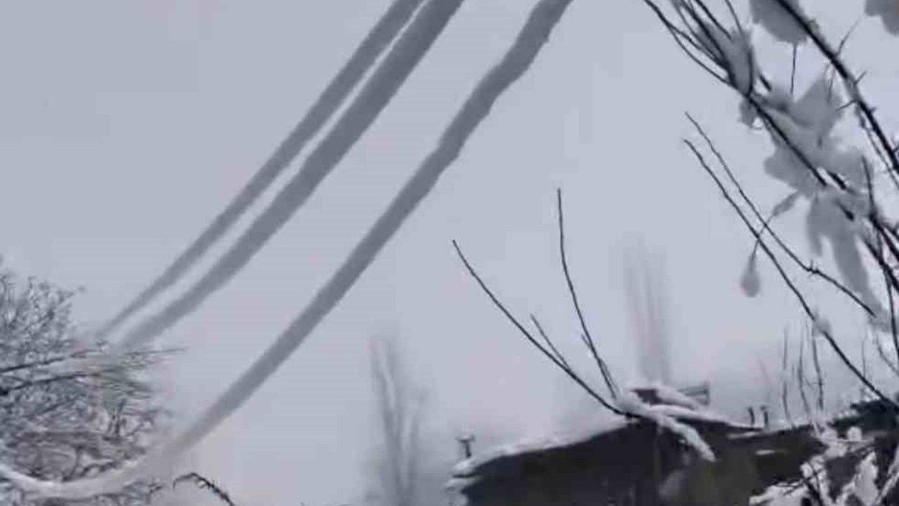 Çüngüş'te yoğun kar nedeniyle elektrik direkleri devrildi