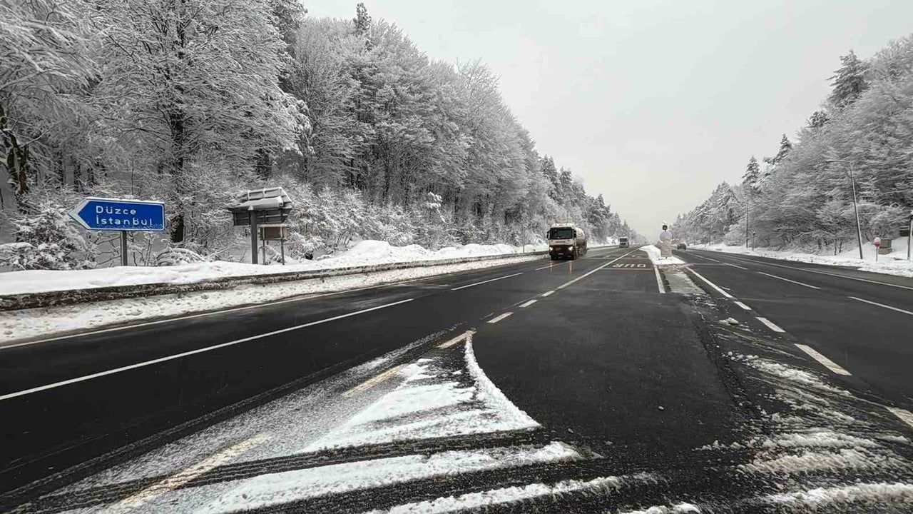 D-100 Bolu Dağı kesiminde kar yağışı sürüyor; ekipler kar küreme ve tuzlama çalışması yürütüyor