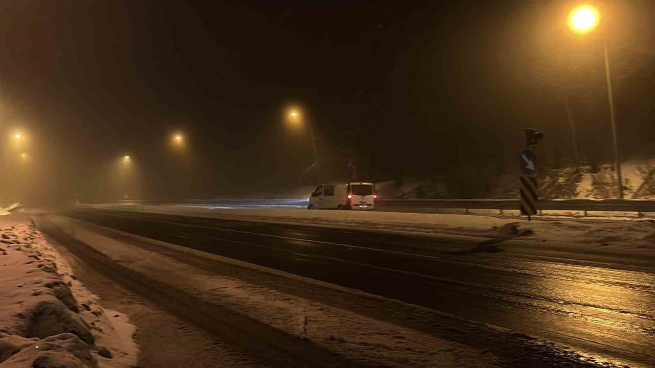 D-100 Bolu Dağı'nda Yeniden Kar Yağışı: Karayolları ve Trafik Ekipleri Önlem Alıyor