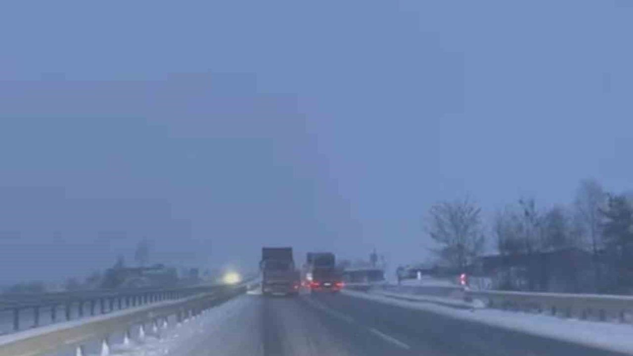 D-100 Kemikli Rampalarında Kar Yağışı: Karabük Eskipazar’da Yollar Beyaza Büründü
