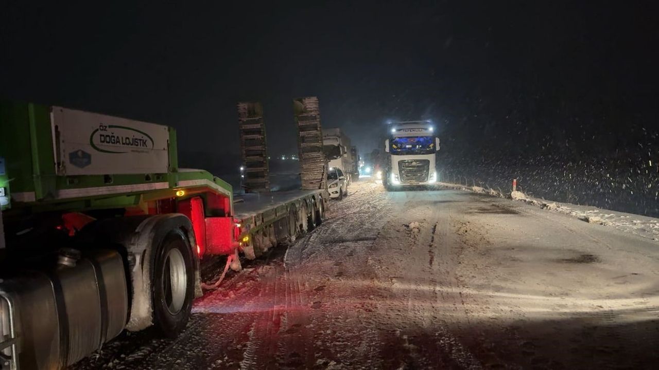 D-400 Karayolu Yoğun Kar Nedeniyle Kapandı; Polis ve Jandarma Sürücülere Yardım Etti