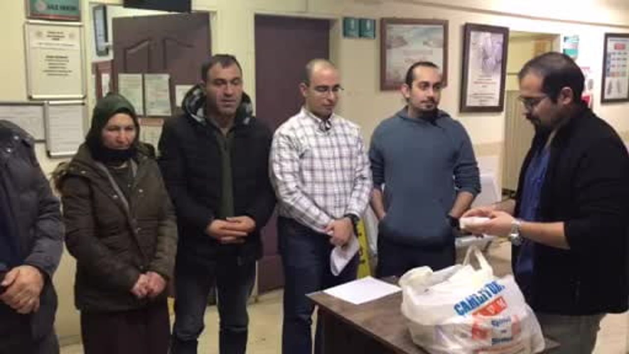 Damal'da sağlık çalışanı bağışlanan ilaç kutusundaki parayı sahibine teslim etti