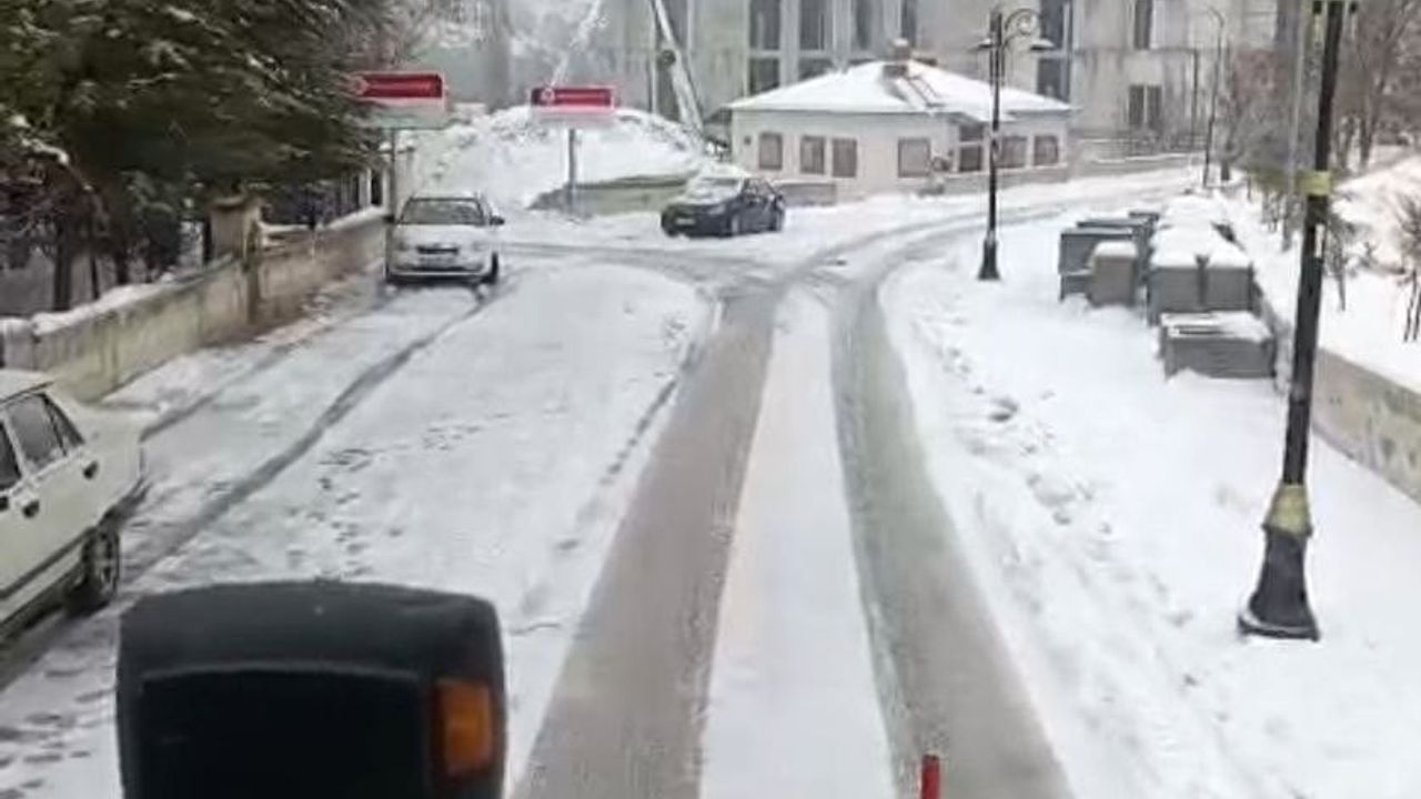 Darende Belediyesi karla mücadele çalışmalarını aralıksız sürdürüyor