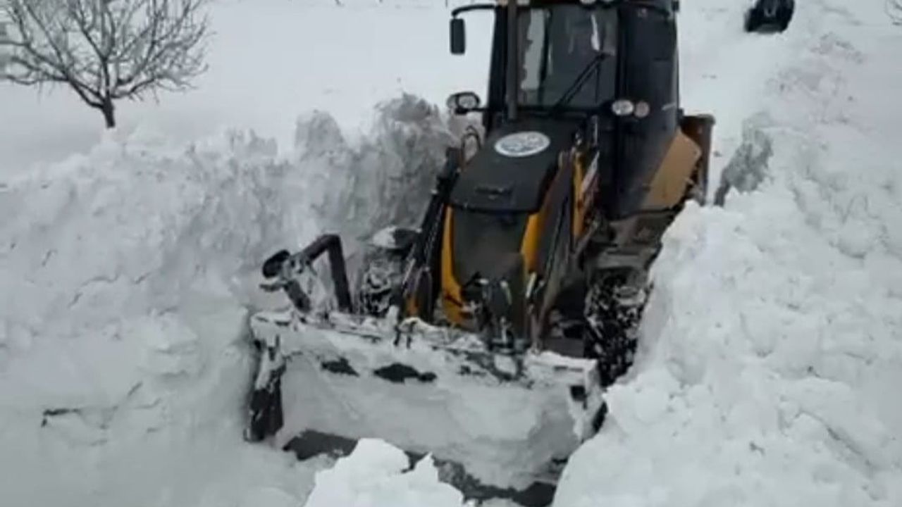 Darende Belediyesi karla mücadelede 7/24 sahada: Kırsal mahallelerde yol açma ve tuzlama çalışmaları