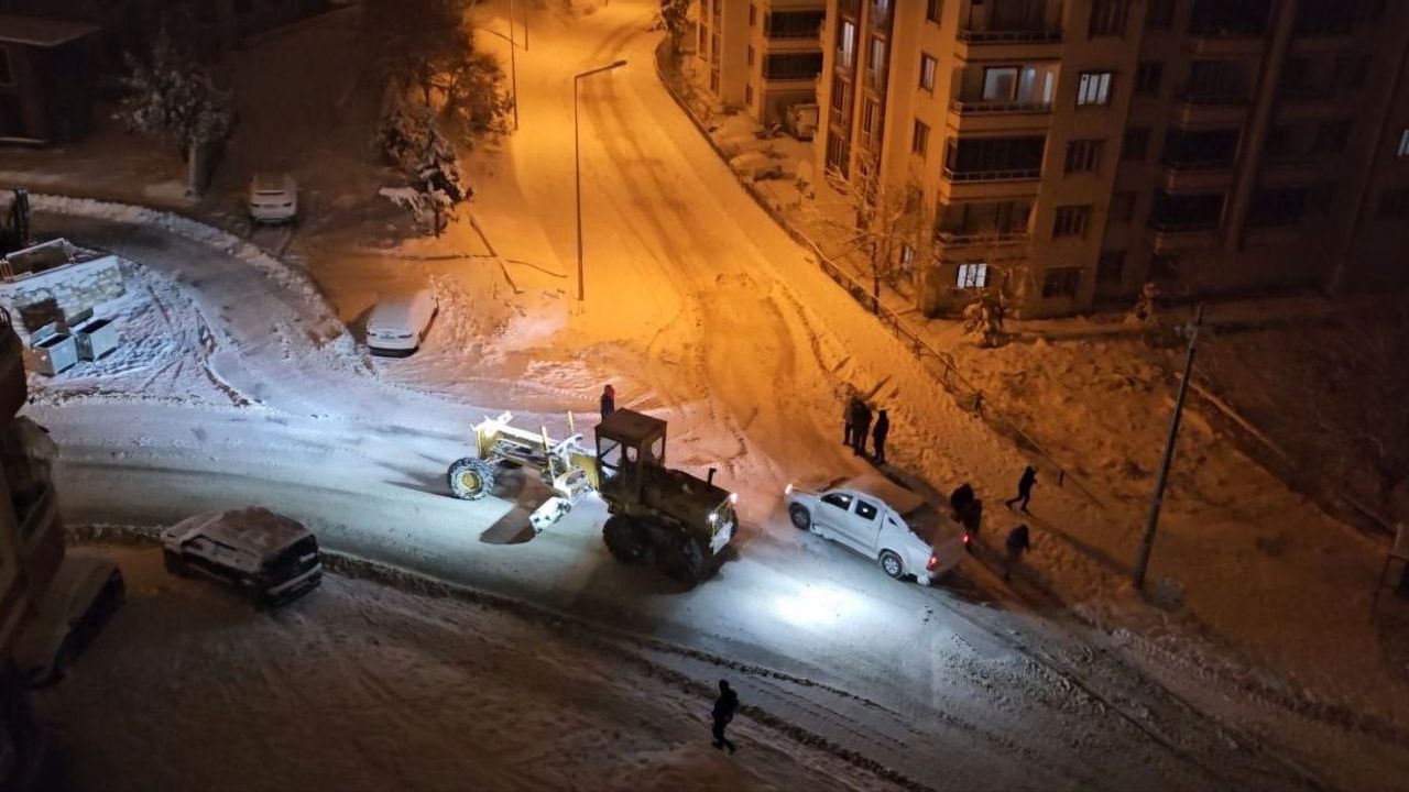 Darende Belediyesi karla mücadeleyi sürdürüyor: Kırsal mahallelerde ulaşım için kar küreme ve tuzlama çalışmaları