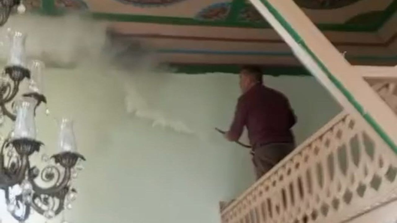 Darende'de cami çatısında çıkan yangın söndürüldü