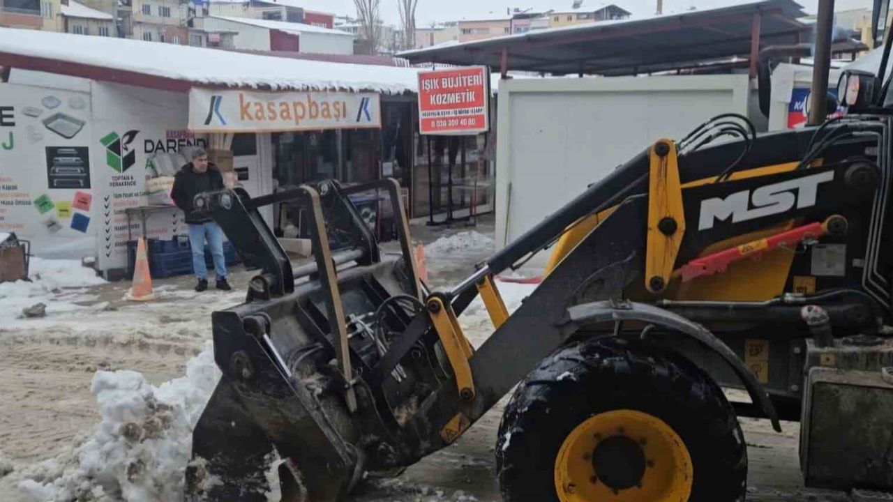 Darende'de karla mücadele: Belediye ekipleri 7/24 sahada