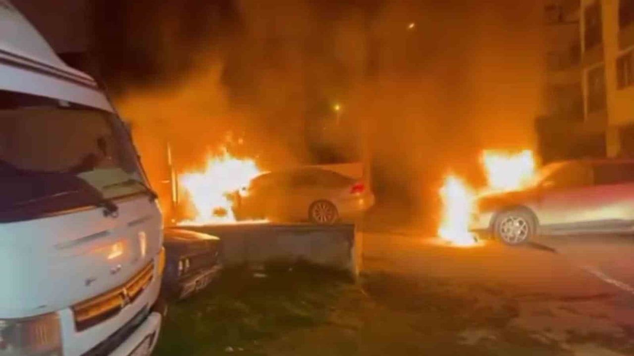 Darıca'da park halindeki araçta yangın: Alevler bitişikteki araca sıçradı, iki otomobil hasar gördü