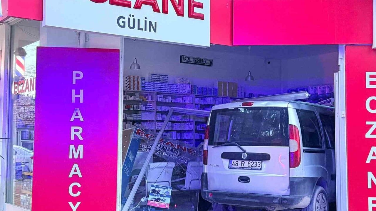 Datça'da iddiaya göre fren yerine gaza basan sürücü iş yerine daldı