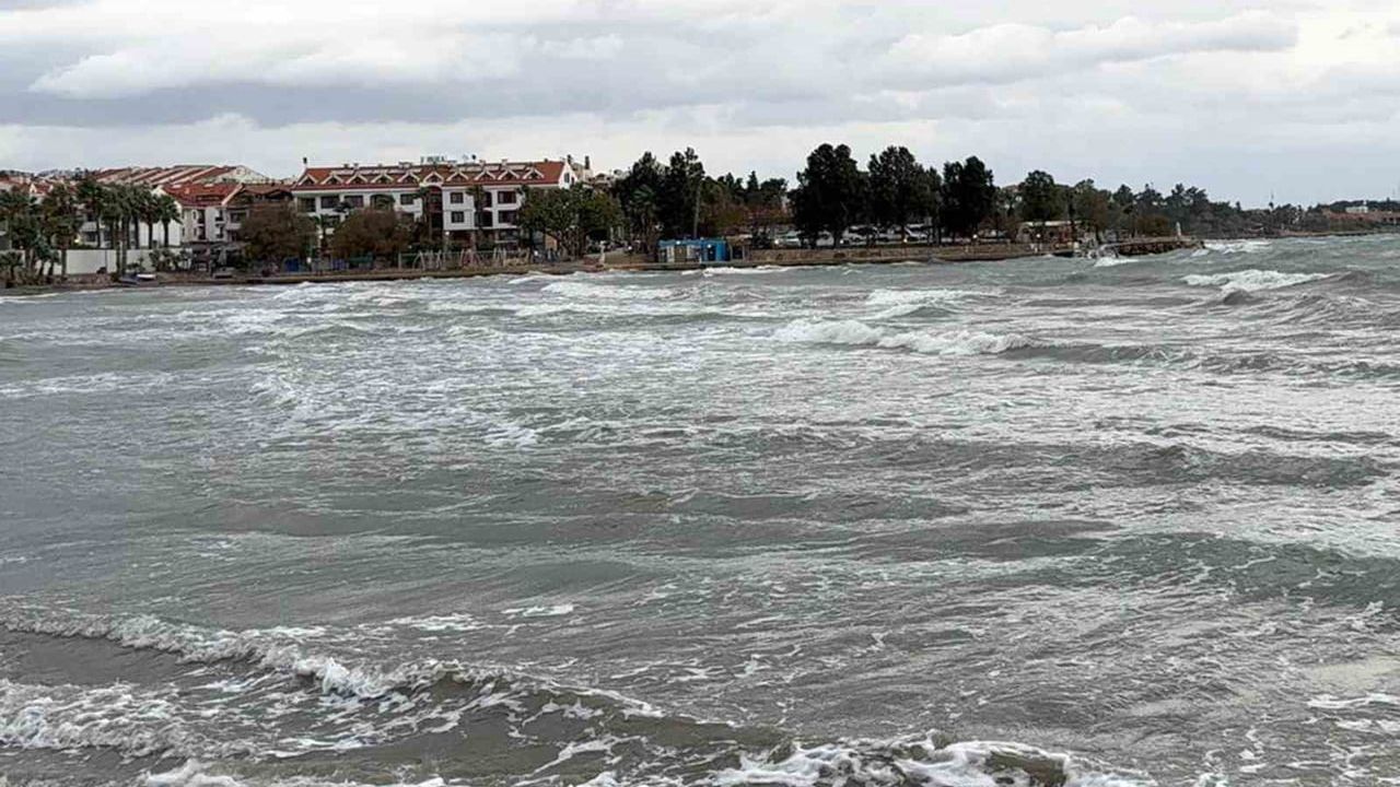 Datça'da kuvvetli fırtına ve sağanak yağış yaşamı olumsuz etkiledi