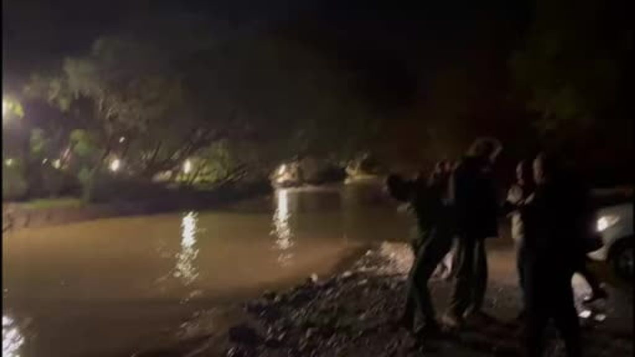 Datça'da Taşan Derede Araçtan Çıkarak Çalıya Tutunan Sürücü Bir Saat Sonra Sağ Bulundu