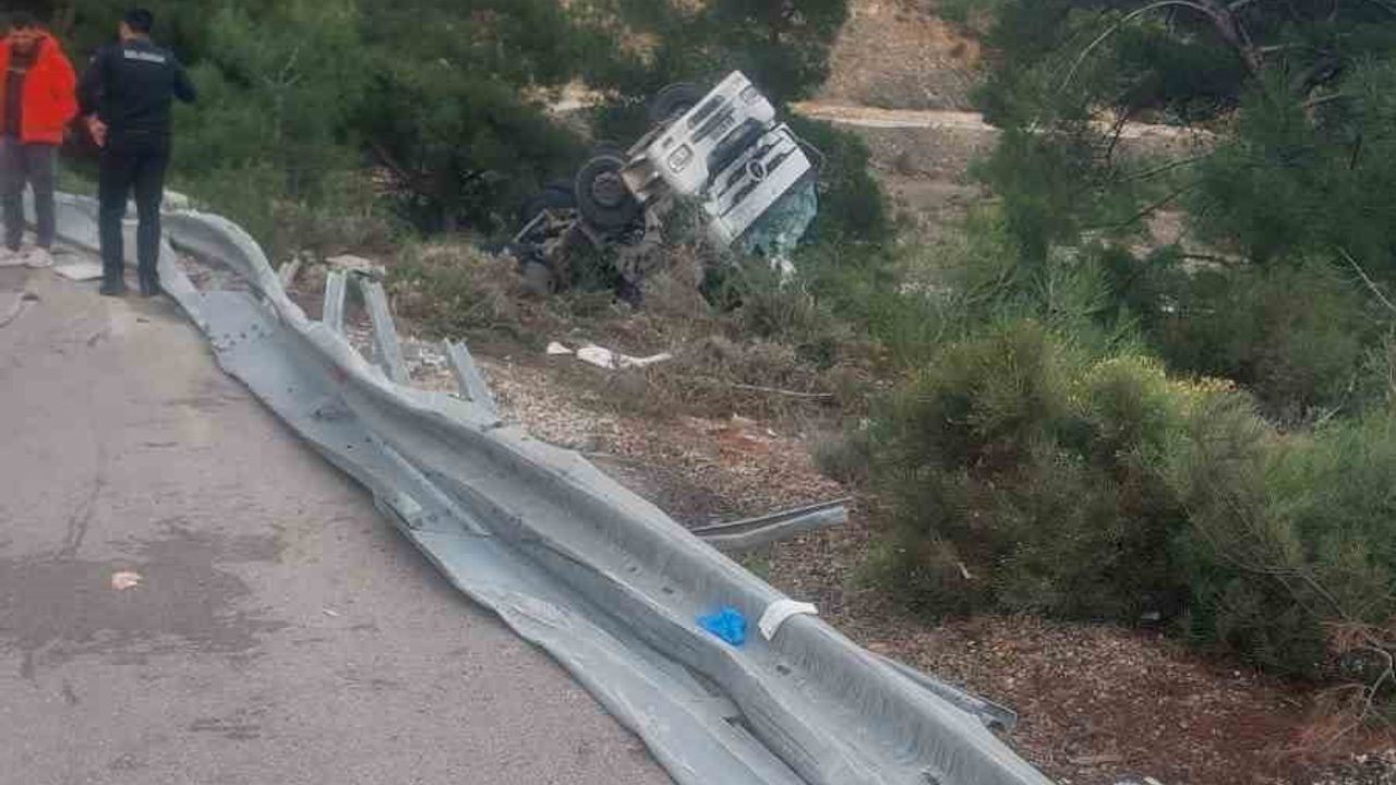 Datça Emecik'te tır devrildi: Sürücü hastaneye kaldırıldı