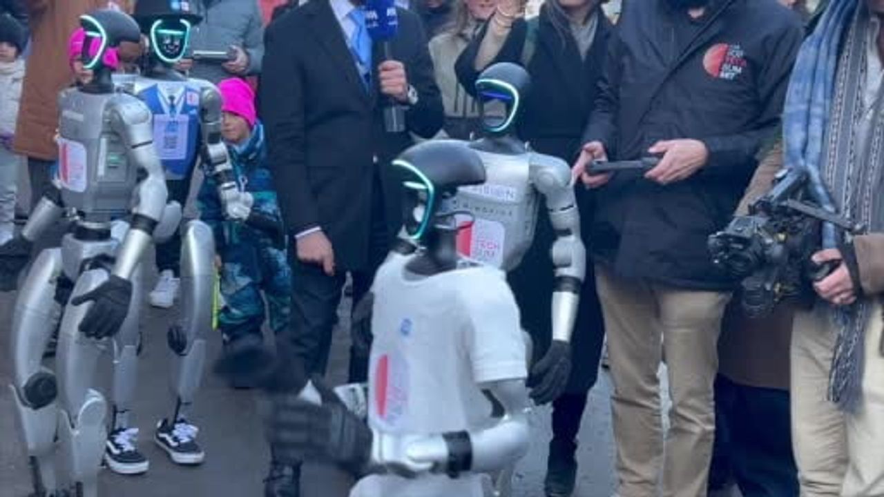 Davos sokaklarında Çinli robotların dans gösterisi ilgi çekti