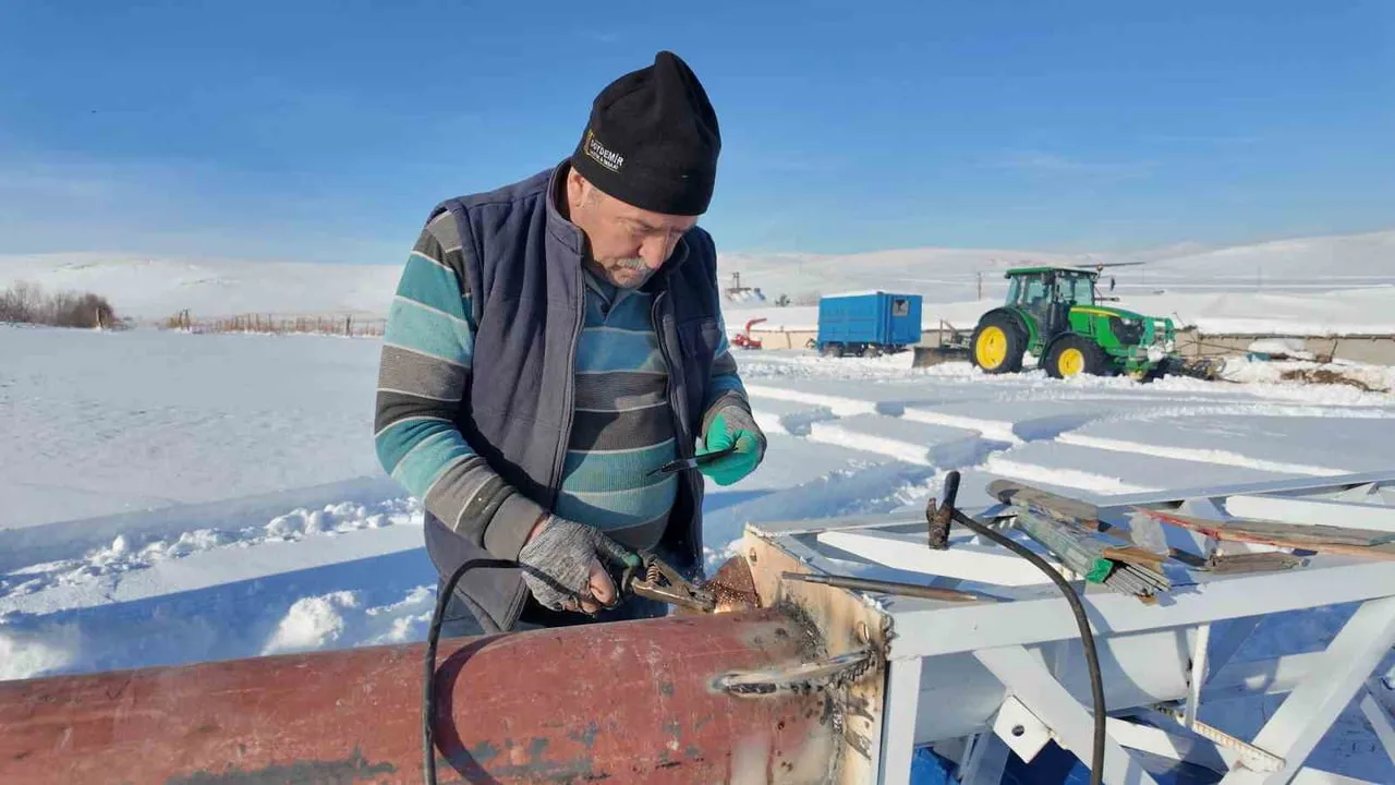 Dededen miras demircilikten rüzgârgülü imalatına: Şerafettin Çidam Erciş’e 12 kW sistem kurdu