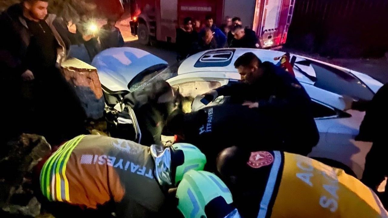 Defne Çekmece Mahallesi'nde otomobil şarampole devrildi: 2 yaralı