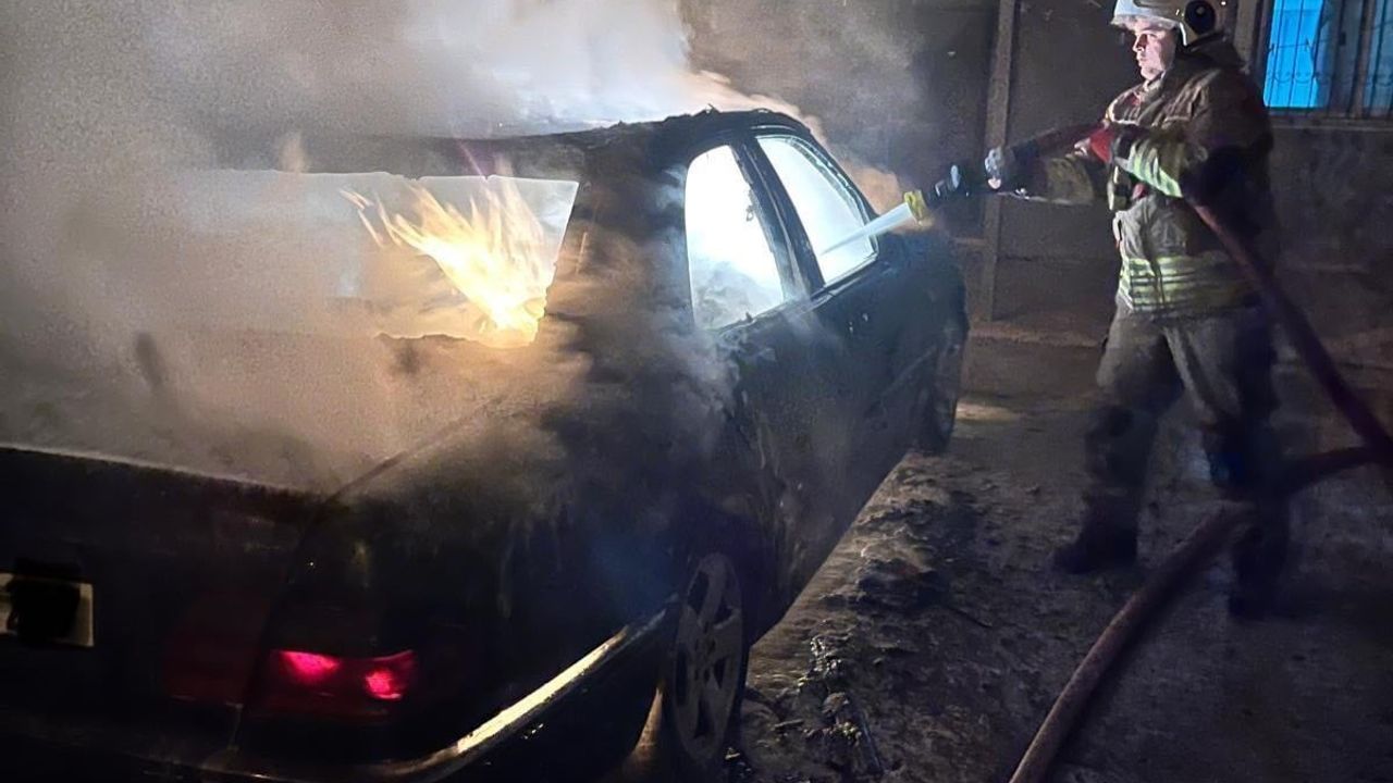 Defne Subaşı Mahallesi'nde Mercedes Benz otomobil yangını: araç kullanılamaz hale geldi