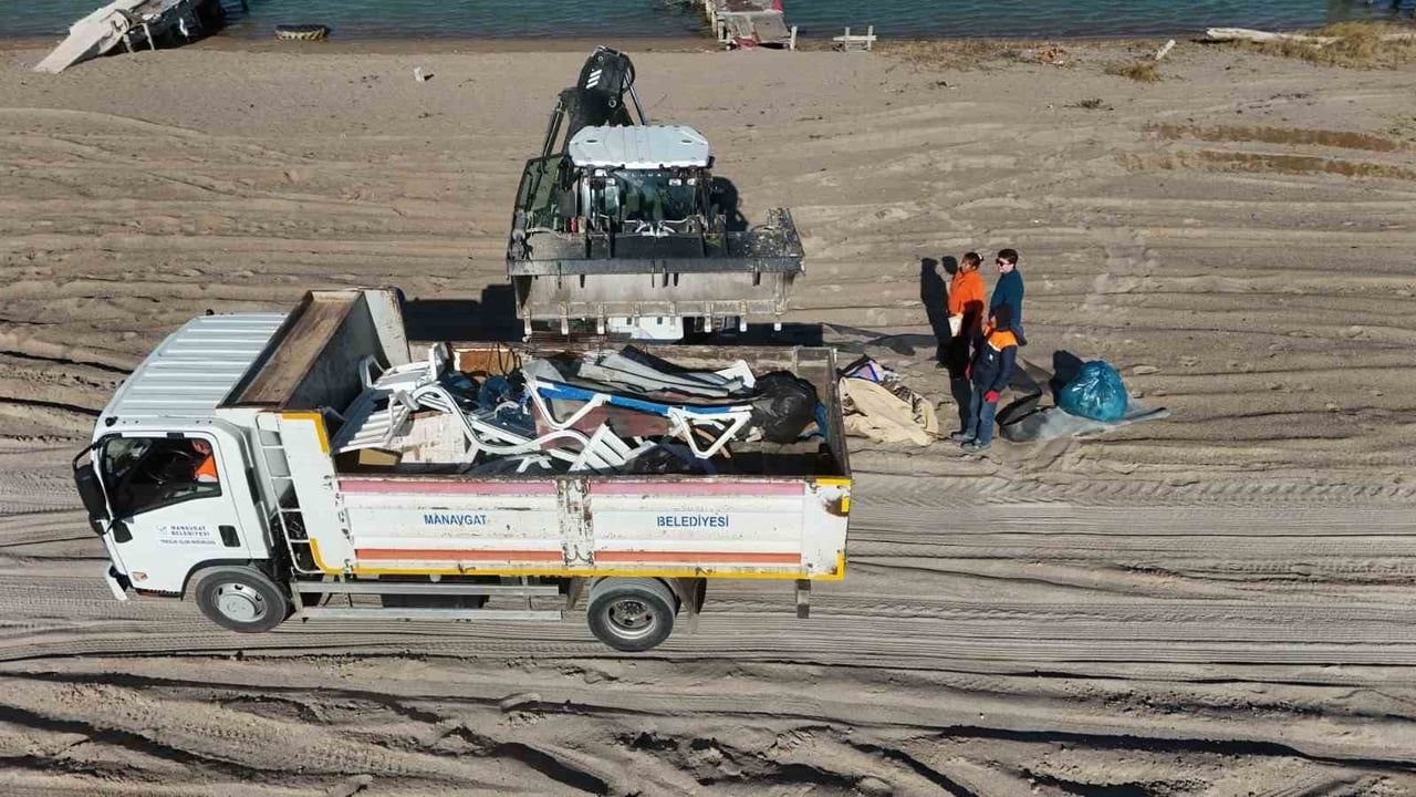 DEKAFOK gönüllüleri Manavgat Sorgun Boğaz Mendireği'nde 5 saatte 52 torba çöp topladı