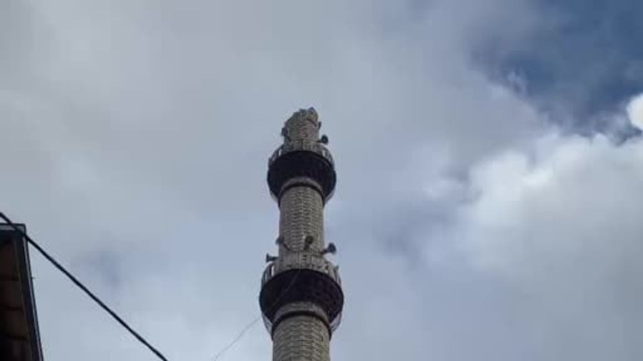 Demirci'de Şiddetli Fırtına Cami Minaresinin Tepe Kısmını Yıktı