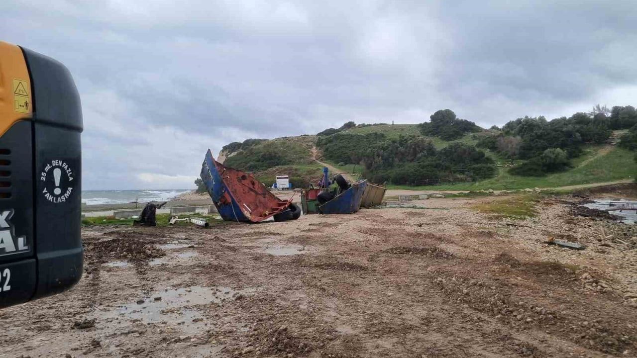 Demircili Sahili'nde hurda gemi söküm iddiası: 'Gökbey' için jandarma incelemesi