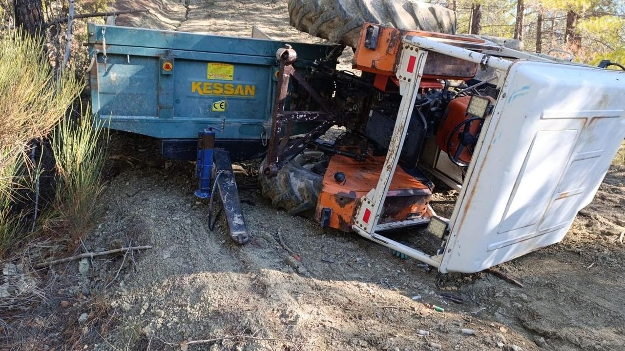 Denizli’de devrilen traktörün sürücüsü itfaiye tarafından kurtarıldı