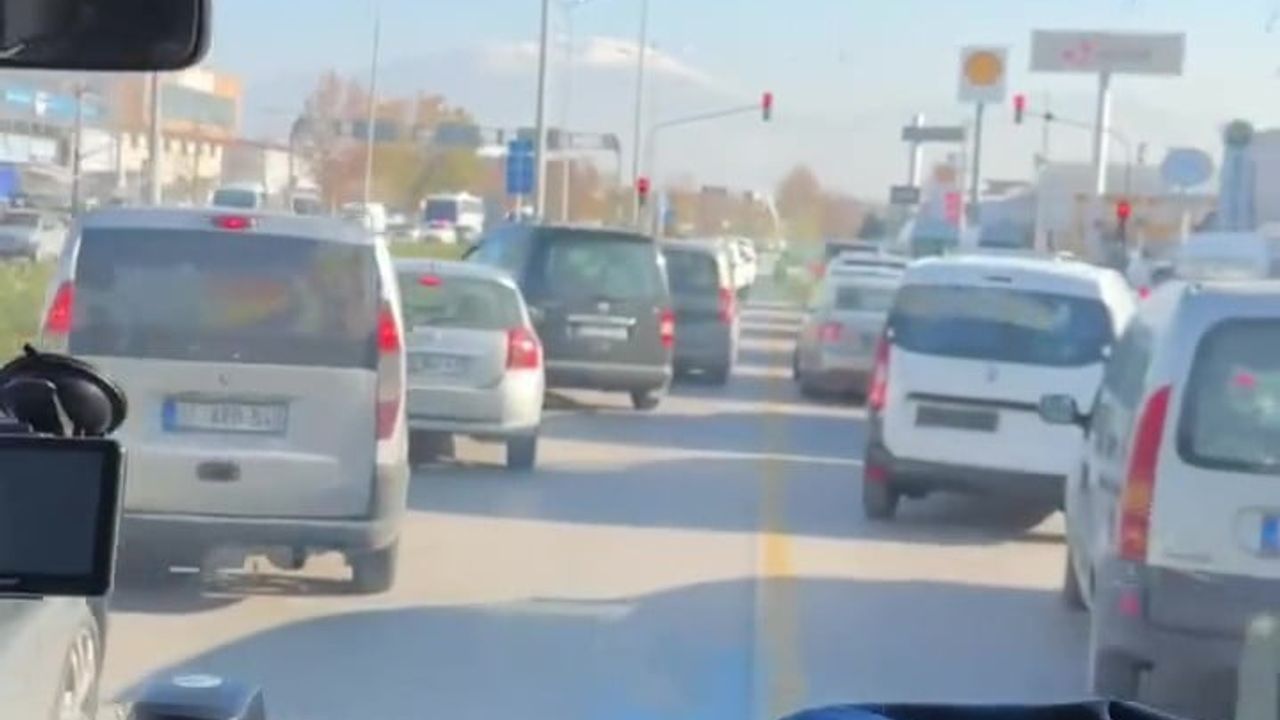 Denizli'de fermuar sistemiyle ambulansa yol verildi; anlar ambulans kamerasında